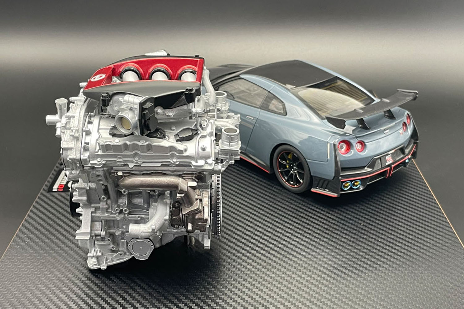 日産「GT-R」と「フェアレディZ」ファンに朗報！「ニスモ40周年記念仕様」の超精密エンジンスケールモデル登場…限定ロゴプレートは今だけです |  AUTO MESSE WEB（オートメッセウェブ） 〜クルマを文化する 〜