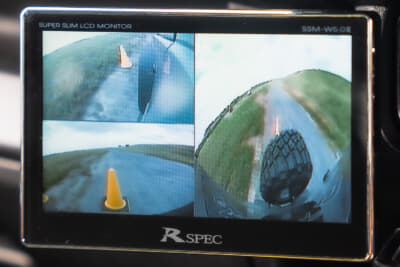 車両直前や直後、助手席側のパイロンは、運転席からは死角となって見えていない。しかしカメラがあれば障害物が確認できる