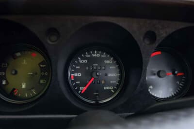 9万スイスフラン~12万スイスフラン(邦貨換算約1660万円〜約2200万円)で現在も販売中のポルシェ「924カレラGT」(C)Bonhams