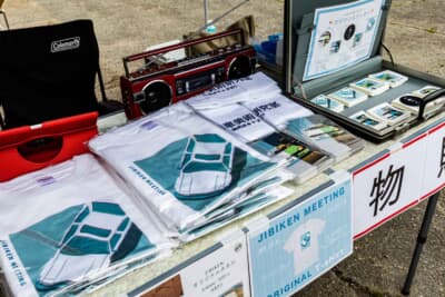 自美研のグッズも販売されている