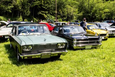 三菱デボネアと日産グロリア。いずれも旧車だが、カスタムスタイルの違いが際立っていた