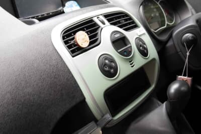 ルノー カングー：センターコンソールは本来黒の艶消し仕上げ（一部の限定車はピアノブラック調）だが、お気に入りのアラジンストーブのカラーを、ご主人が調色してエアブラシで塗装している。とても美しい仕上がりで、純正オプションにあっても不思議ではないほどの完成度