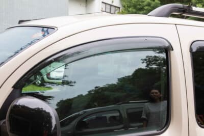 ルノー カングー：喫煙はしないが、キャンプ時に窓を少し開けていられるバイザーが便利。実用性の高いお気に入りアイテムだ