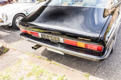 いすゞ 117クーペ：エキゾーストはイスズスポーツ製タコ足とフジツボマフラーの組み合わせている