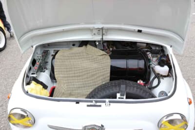 フィアット 500L:休みの日の足グルマとして使っているのでトランク内に生活感が漂う