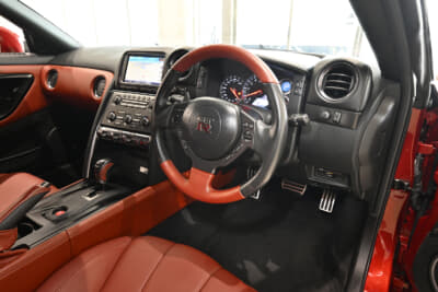 R35GT-R・MY14:BOSEサウンド、サッチャム盗難防止、純正ナビ、フルセグTV、ETCを標準装備