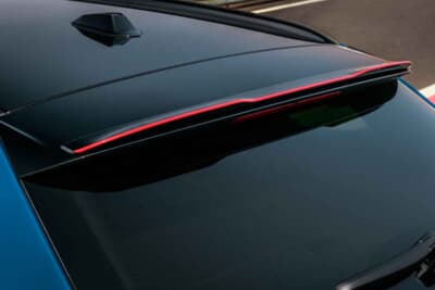 BMW M3 CSツーリング:レッドの縁取りがスパルタンさを高めるリアウイング