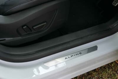 ルノー キャプチャー ：ドアシルに装着されたALPINEのロゴ入りキッキングプレートを採用するエスプリアルピーヌ