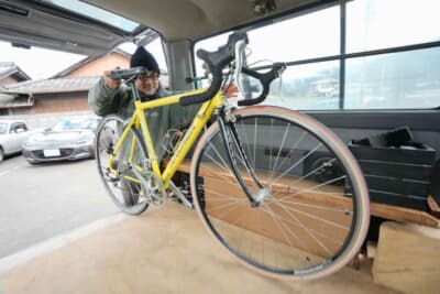 全日本戦を転戦していたモトクロスライダーが持っていたということで、購入時より使い勝手の良いモデファイが施されていたという荷物室。ヒラタさん自身もバイクや自転車を積むことも多いそうだ