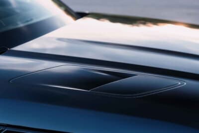 レンジローバー・スポーツSV ブラック:カーボンボンネットもブラック塗装という念の入れよう