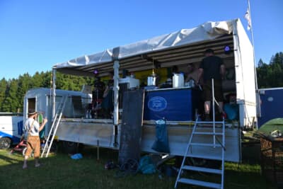 トラックの荷台が本格的なキッチンになっていようです