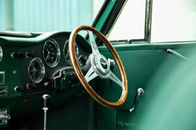 42万1250英ポンド(邦貨換算約8380万円)で落札されたアストンマーティン「DB4 プロトタイプ」(C)Courtesy of RM Sotheby's