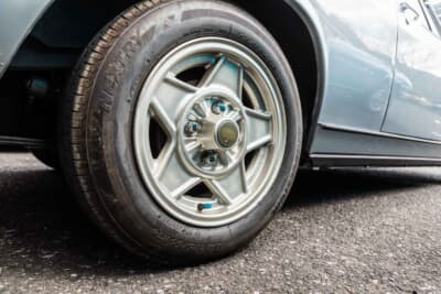 いすゞ 117クーペ：新倉さんの好みでクロモドラホイールに交換