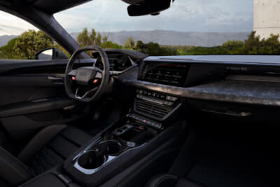 アウディRS e-tron GTパフォーマンス:モノポストデザインを採用したドライバーオリエンテッドなコクピット