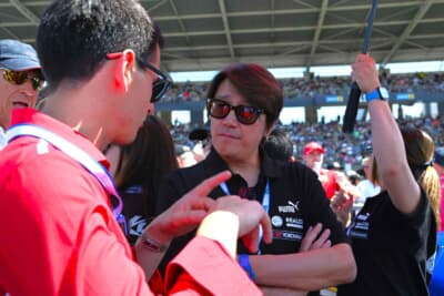スタートグリッドでフェラーリのエンジニアと真剣な表情でお話される近藤監督