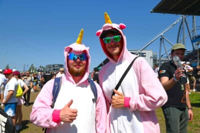 酷暑だった決勝日ですが、スタートグリッドには暑苦しい着ぐるみコスプレも