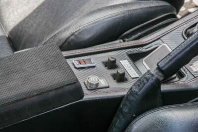 日産 Z31型フェアレディZ:センターコンソールにはUSBポートを装備。純正風な仕上がりだ