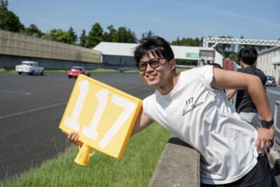 チームメイトに手作りのピットサインを出すのは117号車1970年式ロータス セブンSr.IIIのドライバー