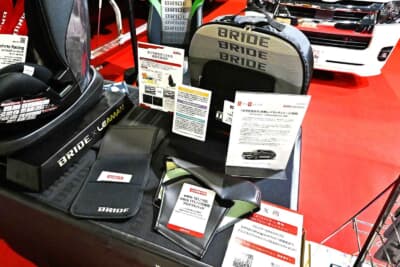 Edirb161/162/171/172専用のプロテクトバッドやシート柄をあしらったヘルメットケースなど近日販売予定の商品もディスプレイ