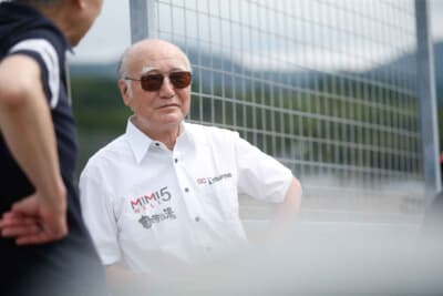 走行を見守るのは、富士グランチャンピオンシリーズ1972年のチャンピオンであり、GCリターンズ実行委員会の鮒子田寛会長