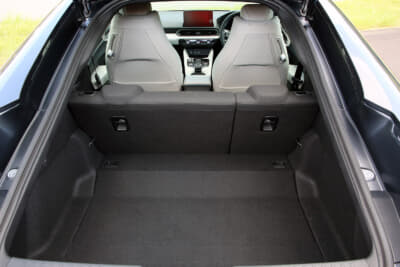 6代目プレリュード：リヤハッチを開くとスーツケース2個を収納できるラゲッジルームが出現。リヤシートは7：3分割可倒式