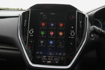 スバル クロストレックS:HEV：11.6インチの縦型ディスプレイでエアコンをはじめ様々な操作が可能