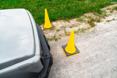 車両直前のパイロンは、運転席からは死角で見えていない。しかしカメラがあれば障害物が確認できる