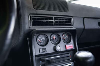 9万スイスフラン~12万スイスフラン(邦貨換算約1660万円〜約2200万円)で現在も販売中のポルシェ「924カレラGT」(C)Bonhams