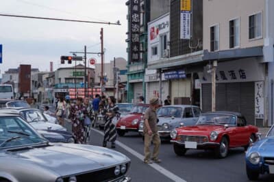 地域最大級の夏まつりに新たな魅力を添えるコンテンツとして初開催された「クラシックカー in 桐生八木沢節まつり」。国内外の名車たちが、風情ある錦町通りにずらりと並んだ