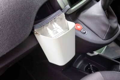 ルノー カングー：カングーユーザーが国産車と違って困るのは収納の少なさである。北欧系雑貨店「IKEA」のカングー定番収納用品を取り入れているが、純正のようにきれいに収まる。ただしポップな色が多いため、こちらも艶消しグレーに塗装して仕上げている。イケアの定番品には見えないのが不思議