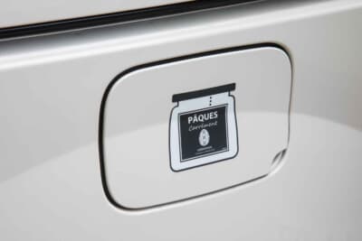 ルノー カングー：給油口には友人から贈られた香水のステッカー。イヴォワールのカラー名は「イースターエッグ」に由来し、貼られた文字はフランス語でイースターを意味する「パック」