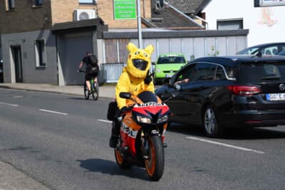 愛車を駐車させて頂いた友人のおばあちゃんの近所でピカチュウバイカーお遭遇。この日は猛暑でさぞかし暑かったでしょうね