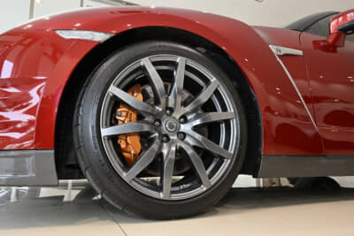 R35GT-R・MY14:走行2.8万㎞の3.8プレミアムエディション(ゴールドフレークレッドパール4コートP)