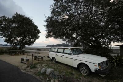 穏やかな瀬戸内海に面した荷内海岸にあるカフェ“みんなのコーヒー”は、沖にある大島へと沈む夕日の好スポットだ、かつてヒラタさんの乗っていたボルボもその風景に溶け込んでいる