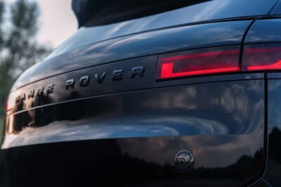 レンジローバー・スポーツSV ブラック:リアゲートのラウンドロゴも初のブラック仕上げ