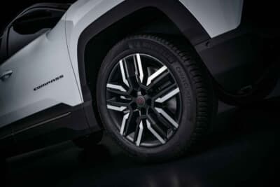 ジープ・コンパス4xe：ホイールは19インチサイズを標準で装着