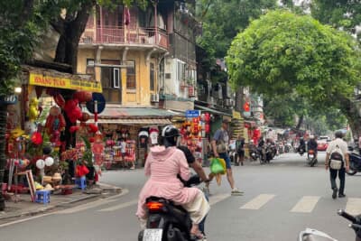 庶民の足は軽くて安いガソリンバイク。充電設備は心許なく、停電も珍しくない。電動バイクのバッテリーが発火するニュースだって時折耳に入ってくる。そんななかで一気に電動化するというのは、無理のような気がする