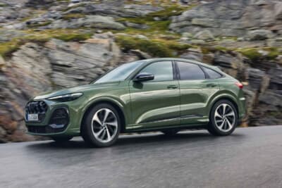 アウディQ5：ヘッドライトとテールライトをつなぐショルダーラインは直線的で力強い