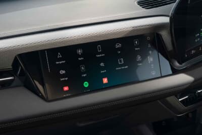 アウディA6 e-tron：MMIパノラマディスプレイは視認性に優れた美しい曲面デザインを採用