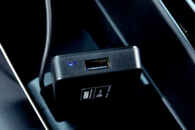 カーエンターテイメントアダプター「U2KIT」:LEDランプがブルーになったら起動している