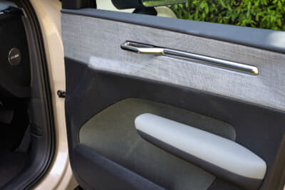 EX30 Cross Country Ultra Twin Motor Performance:アルミリサイクル材を使用したドアハンドル