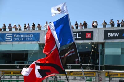 スタートグリッドで風になびく応援旗