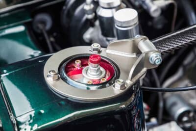 日産 ローレル：足まわりはフロントにパーツアシスト製、リアにスターロード製の車高調を採用し、適度なローダウンを実現