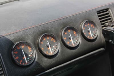 日産 Z31型フェアレディZ:追加メーターは純正メーターに近いデザインでカラーを揃えオレンジにするためにHKS製をチョイス
