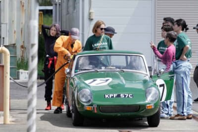 長丁場のレースとなるため、給油が必要なマシンもちらほら。サーキットにあるガソリンスタンドで給油中のレンハムGT