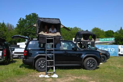 展示のキャンピンカーは乗り込み自由。なので寝っ転がって休憩されている方も