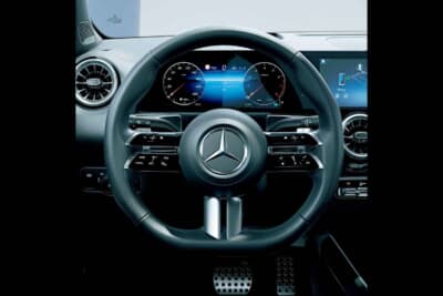 メルセデス・ベンツGLB Urban Stars：Dシェイプデザインのナッパレザーの本革巻スポーツステアリング