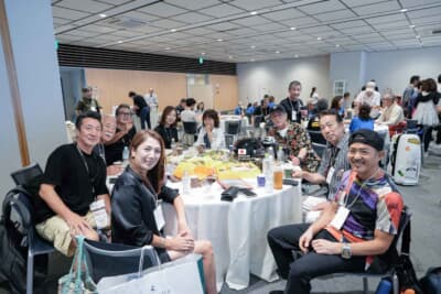 レースファンが桑島正美さんを囲む。ホスピタリティールームでは、レジェンドドライバーとの交流の場が多く見受けられた