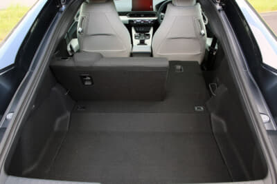 6代目プレリュード：リヤハッチを開くとスーツケース2個を収納できるラゲッジルームが出現。リヤシートは7：3分割可倒式