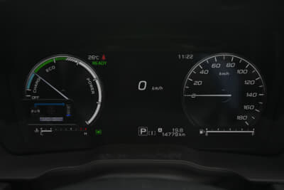 ストロングスバル クロストレックS:HEV：ハイブリッドは、液晶パネルを採用。表示はアナログ式のメーターデザインとなっている